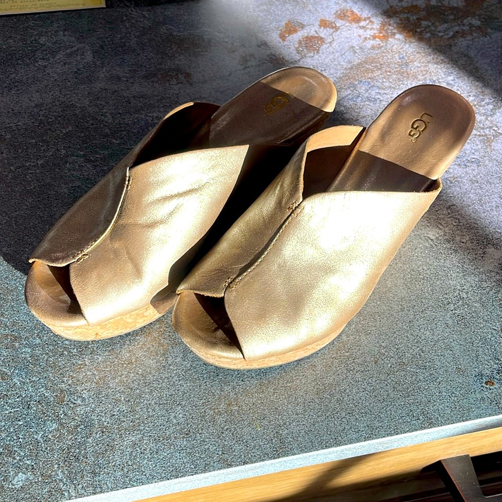 Ugg womens open toe wedges, Size 8, beautiful metallic gold